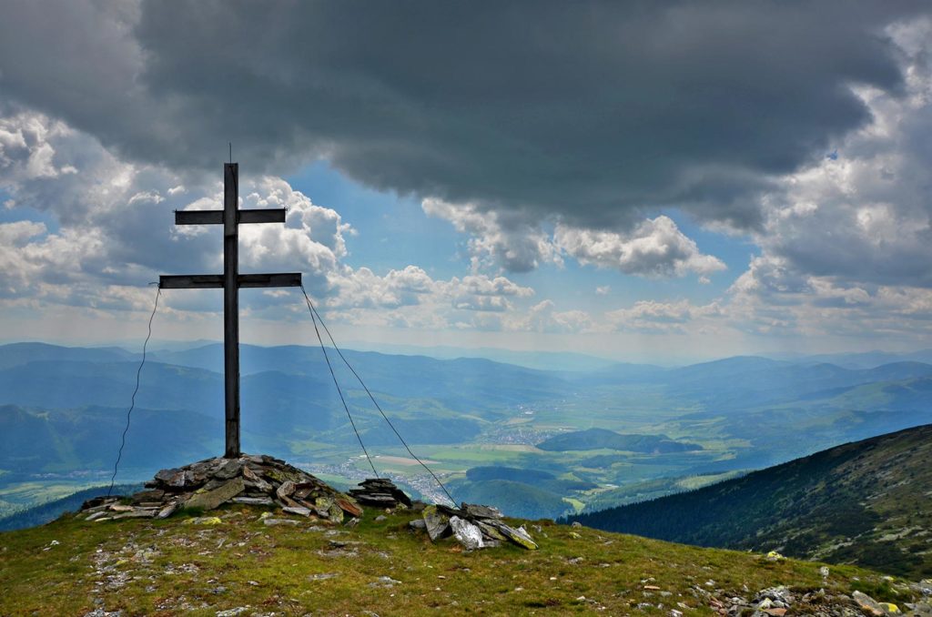 V západnej časti Orlovej je kríž a výhľad na dolinu.
