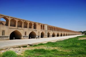 Takmer 300 metrov dlhý a svojou architektúrou unikátny most Si-o-se-pol v Isfaháne. Normálne by pod ním mala byť voda :)