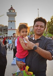 Iránci mi často doslova skákali pred objektív a chceli fotku :) Napríklad tento vysmiaty otec s dcérkou. Ľudia sa chceli často fotiť aj so mnou, prípadne len tak pokecať, prípadne ma pozvať na jedlo.